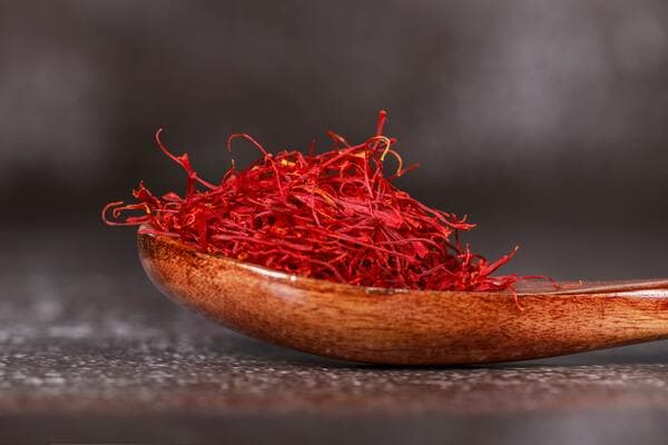 What does saffron taste like