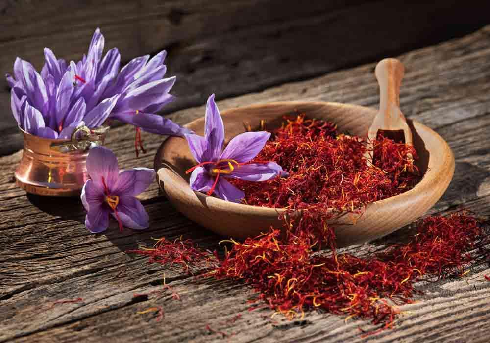 گل زعفران و زعفران دسته ایرانی روی زمینه چوبی